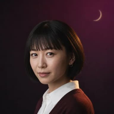 架空の占い師・白河 千尋（数秘術研究家）の肖像